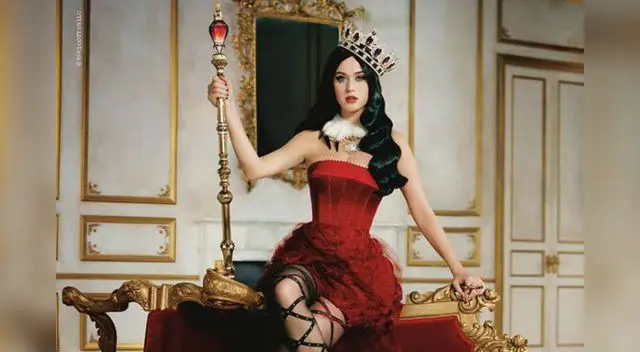 Katy Perry luce estilo María Antonieta en spot de fragancia.