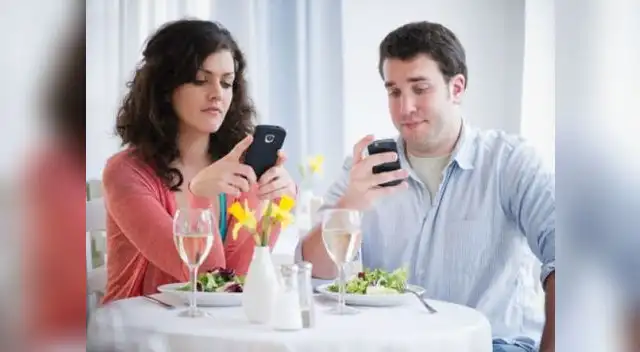 El uso desmedido del smartphone deriva en el Phubbing El uso desmedido del smartphone deriva en el Phubbing