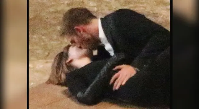Robert Pattinson en fogoso beso con Mia Wasikowska