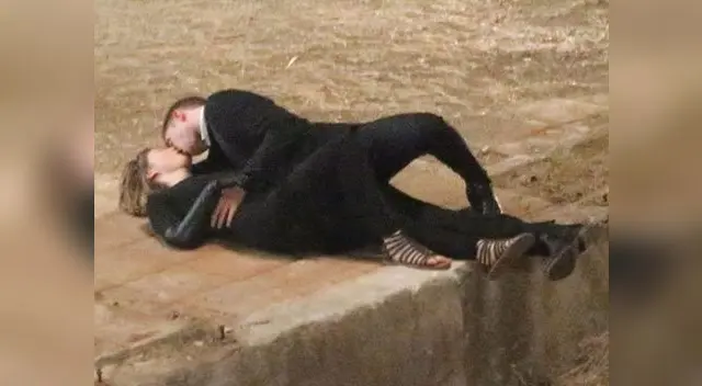 Robert Pattinson en fogoso beso con Mia Wasikowska