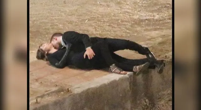 Robert Pattinson en fogoso beso con Mia Wasikowska