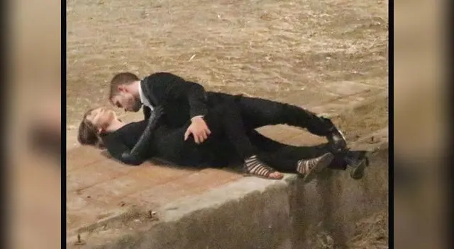 Robert Pattinson en fogoso beso con Mia Wasikowska