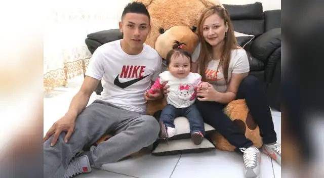 El chalaco Deza pasando un feliz momento familiar junto a su señora Kleydi Rossi y su hija Kendra. la felicidad le sonríe al jugador de la San Martín de Porres.