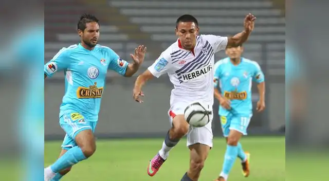 Aquí jugando contra Sporting Cristal. LLeva anotado un gol en el torneo.