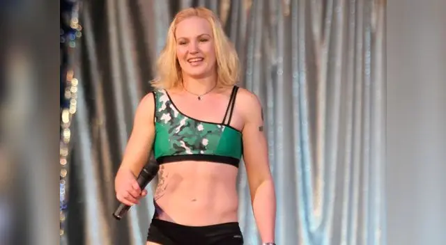 Le tiene un gran respeto. Le tiene un gran respeto.