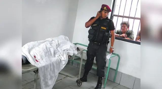 Carlos Gutiérrez es llevado a la morgue. Lo balearon en todo el cuerpo. Carlos Gutiérrez es llevado a la morgue. Lo balearon en todo el cuerpo.