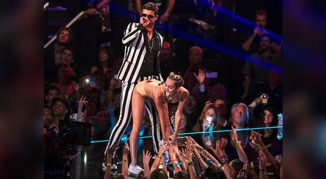 Miley Cyrus le muestra su trasero a Robin Thicke. Miley Cyrus le muestra su trasero a Robin Thicke.