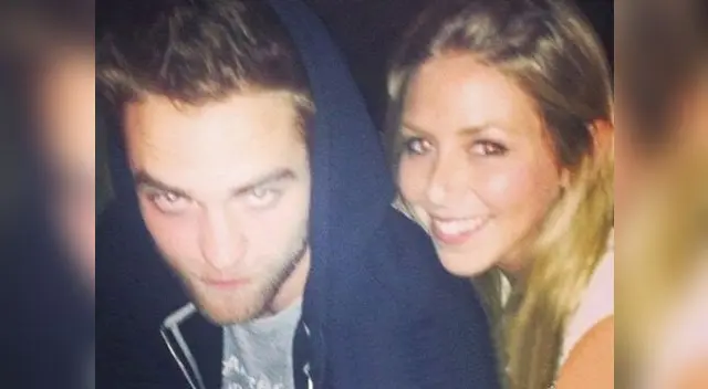 Robert Pattinson posa junto a una fan Robert Pattinson posa junto a una fan
