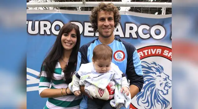 Con su esposa y su hijo que son la razón de su vida. Con su esposa y su hijo que son la razón de su vida.