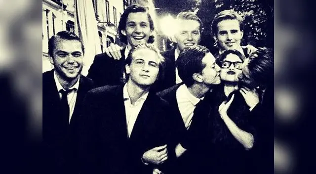 Selena Gomez se deja rodear y besar por un grupo de chicos Selena Gomez se deja rodear y besar por un grupo de chicos