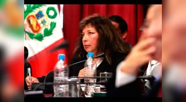 Congreso del Perú: Celia Anicama llamó a la prensa mafiosa. Congreso del Perú: Celia Anicama llamó a la prensa mafiosa.