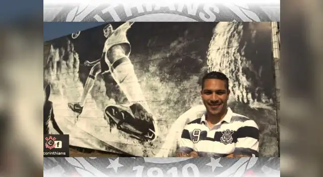 Paolo Guerrero posa orgulloso frente a la pared con que el Corinthians homenajeó su gol ante Chelsea por el Mundial de Clubes