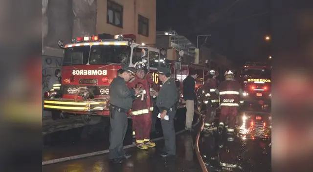 Incendió dejó en cenizas salón de belleza en la Calle Capón. Incendió dejó en cenizas salón de belleza en la Calle Capón.
