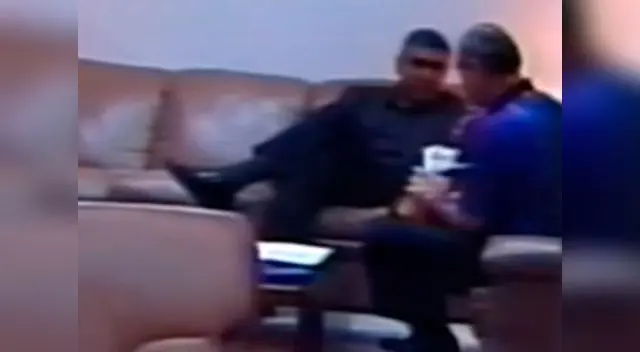 Alberto Kouri ve como el ex asesor cuenta dinero para entregárselo.