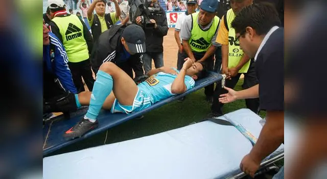 Arroé es retirado de la cancha en camilla. Arroé es retirado de la cancha en camilla.