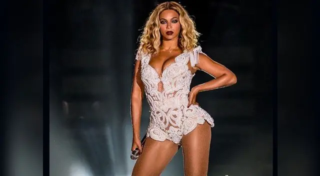 Beyoncé cayó al piso en pleno concierto en Rock in Río. Beyoncé cayó al piso en pleno concierto en Rock in Río.