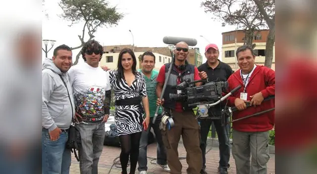 La guapa Andrea Llosa con parte de su plantel de producción.