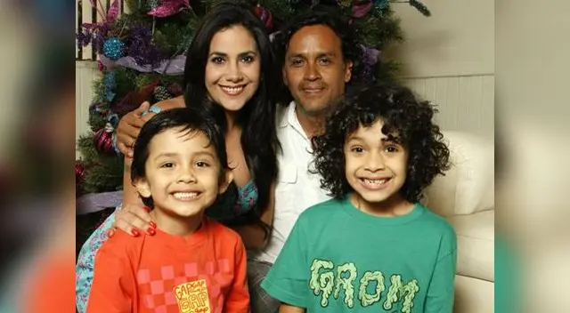 Junto a su esposo y sus hijos.