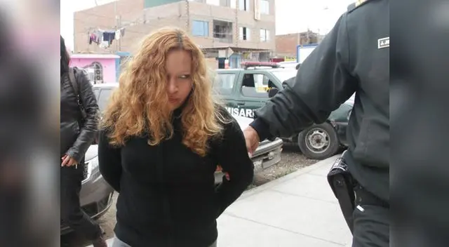 Adelina Peña es conducida para su interrogatorio Adelina Peña es conducida para su interrogatorio