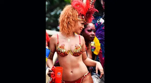 Rihanna se presentó en aparente estado de ebriedad o drogadan a concierto.