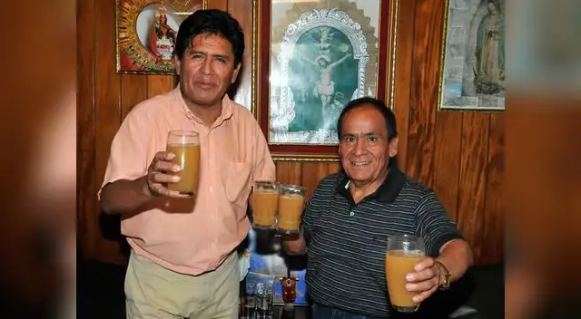 Jaime y Julio brindan con la bebida ancestral de los peruanos.