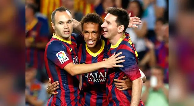 Neymar recibe las felicitaciones de Messi e Iniesta tras su primera conquista en la liga de las estrellas. En la otra toma la pulga define ante el pase del brasileño.