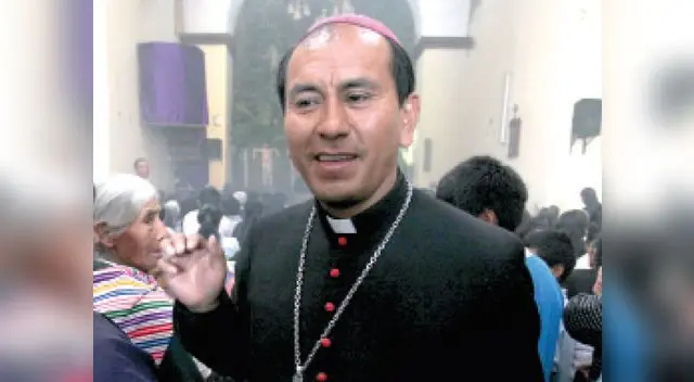 Lo acusa de pedir favores sexuales en confesionario. Lo acusa de pedir favores sexuales en confesionario.