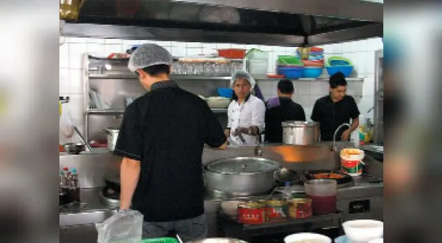 Comas: Asaltan un chifa, roban a los clientes y hasta a cocineros. Comas: Asaltan un chifa, roban a los clientes y hasta a cocineros.