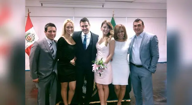 Delly Madrid y su esposo Antón Alba al lado de invitados y Renzo Costa, a la izquierda, testigo de la boda. Delly Madrid y su esposo Antón Alba al lado de invitados y Renzo Costa, a la izquierda, testigo de la boda.