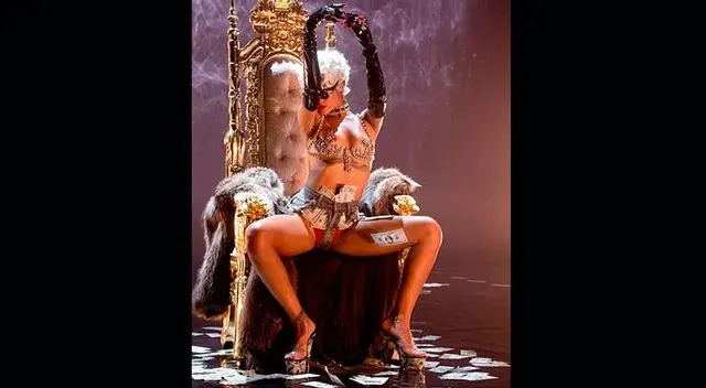Rihanna muy sensual para videoclip. Rihanna muy sensual para videoclip.