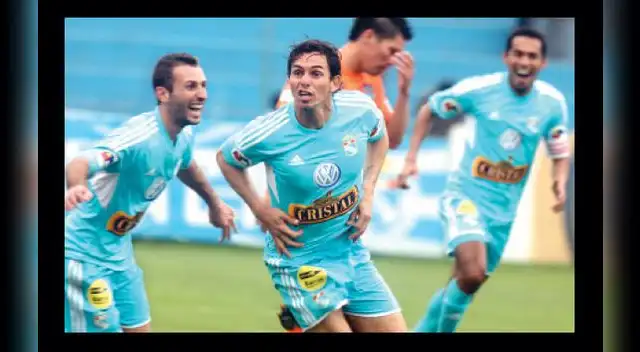 La alegría celeste. A los diez minutos del segundo tiempo, Fernández puso en camino el triunfo de su equipo sobre un Vallejo que ayer fue ampliamente superado. La alegría celeste. A los diez minutos del segundo tiempo, Fernández puso en camino el triunfo de su equipo sobre un Vallejo que ayer fue ampliamente superado.