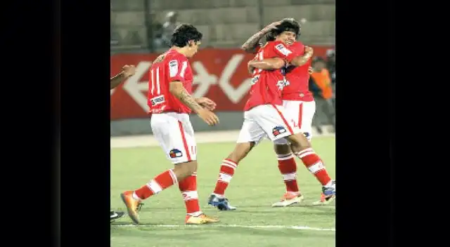 Vílchez es abrazado por sus compañeros. El ciclón sopla fuerte.