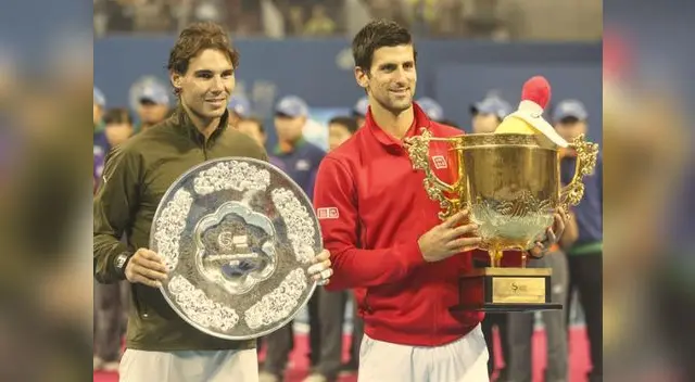 Novak Djokovic y Rafael Nadal en la ceremonia de entrega de premios del Torneo de Pekín Novak Djokovic y Rafael Nadal en la ceremonia de entrega de premios del Torneo de Pekín