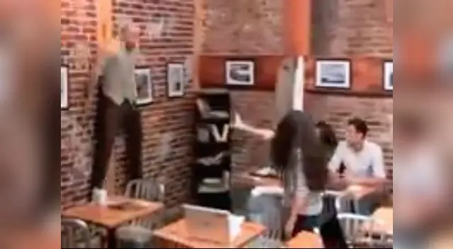 Hacen broma al estilo de Carrie, la película.