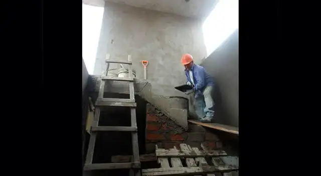 Alisa la pared en un solo sentido (horizontal o vertical) para que quede pareja. Alisa la pared en un solo sentido (horizontal o vertical) para que quede pareja.