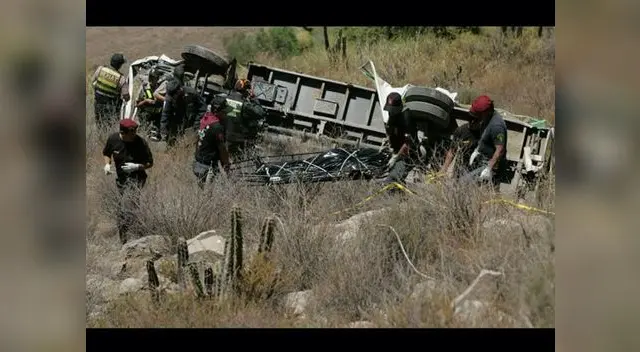 Camión con más de 50 personas dentro cayó a un abismo de 200 metros en Cusco.