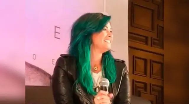 Demi Lovato se incomodó cuando periodista le pidió un beso.