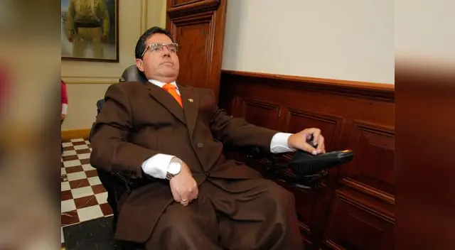 Sentado en su silla eléctrica, Urtecho fue acusado constitucionalmente. Denuncias terminan por socavar su corta carrera política.