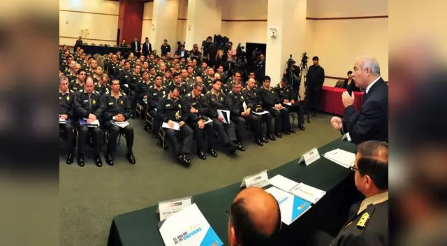 Pedraza se reunió esta mañana con un grupo de comisarios para explicarles la iniciativa El valor de mi uniforme.