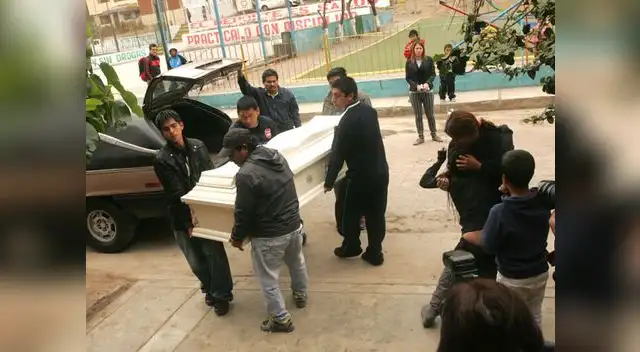 Momentos en que féretro de Gianfranco llega a su casa.