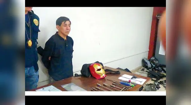 Con la máscara de “Iron Man” desmantelaba los vehículos.