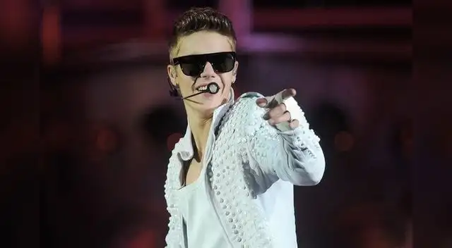 Justin Bieber recibe consejo de Usher en nuevo documental.