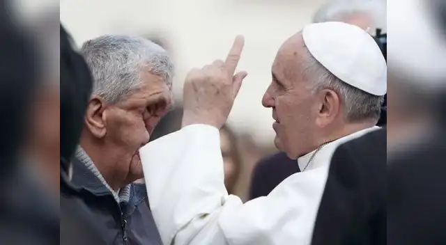 Papa Francisco abraza a hombre con el rostro desfigurado Papa Francisco abraza a hombre con el rostro desfigurado