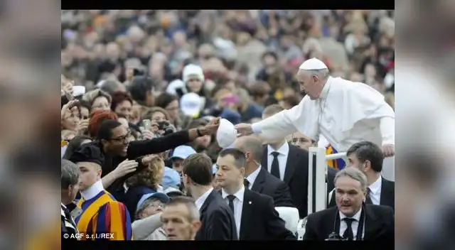 Papa Francisco saluda a la multitud Papa Francisco saluda a la multitud