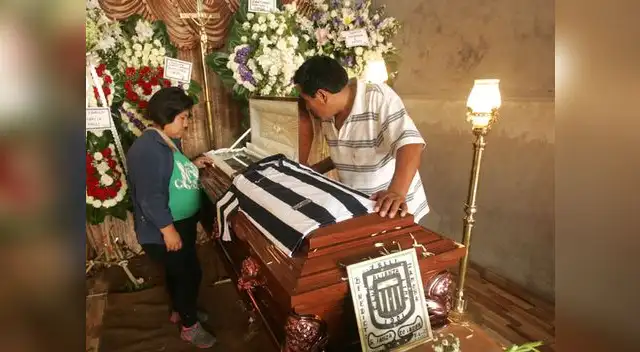 Familiares con el féretro del occiso.