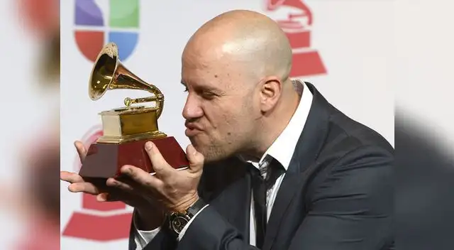 Gianmarco acaricia el Grammy Latino que ganó este 2013.