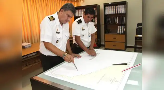 Después de recabar datos con modernos equipos, los expertos de la marina plasman los mismos en mapas.