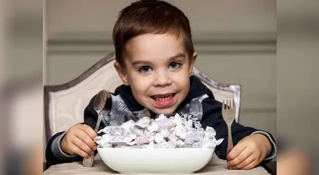 Niño solo puede alimentarse con dulce.