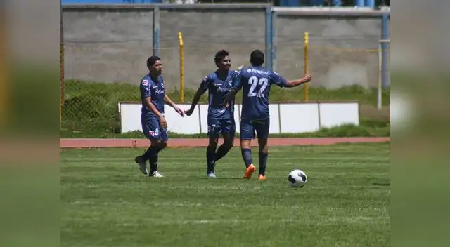 RENATO CHIRA RECIBE LAS FELICITACIONES DE SUS COMPAÑEROS TRAS MARCAR SU GOL QUE A LA POSTRE FUE DE LA VICTORIA.