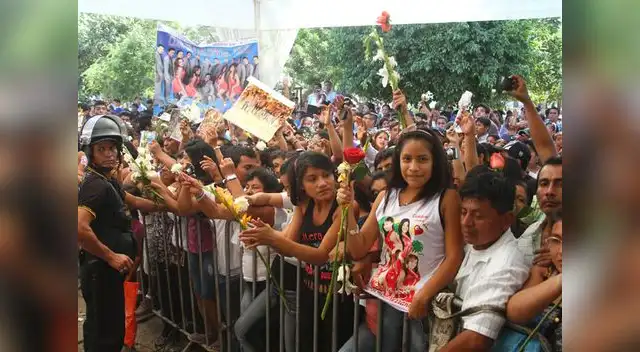 Fans llegaron con flores y pósters de la cantante de Corazón serrano.